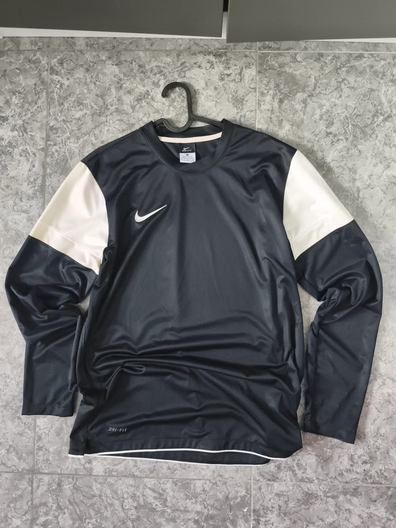 Camiseta Nike Dri-FIT de manga larga– Talla M